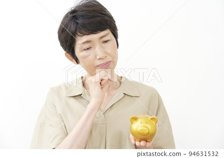 拿著存錢罐白色背景的擔心的中年婦女 94631532