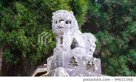 Komainu at the entrance of Kamishikimi Kumanoimasu Shrine in winter Komainu at the entrance of Kamishikimi Kumanoimasu Shrine in winter 94631568