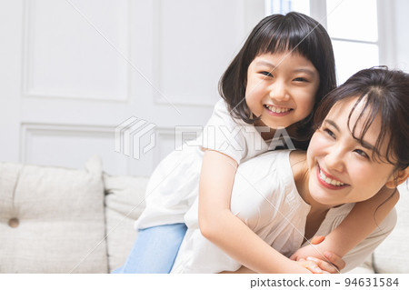 親子生活方式肢體接觸 94631584