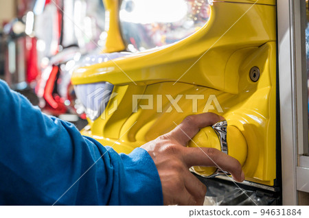 Hands playing the pachinko machine Hands playing the pachinko machine 94631884