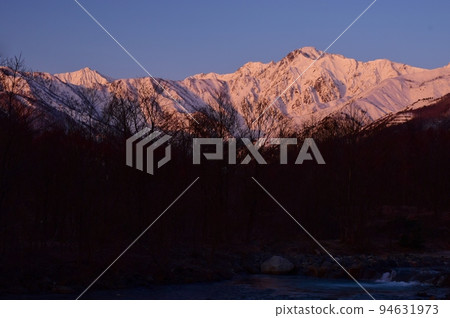 五龍山,晨光下的白馬村 五龍山,晨光下的白馬村 94631973