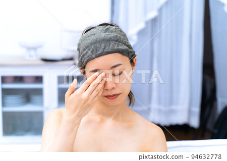 Young woman wearing hair turban at home 94632778