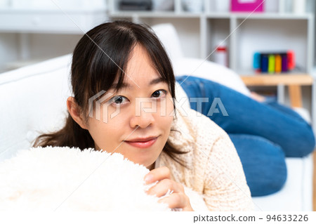 在家放鬆在沙發的少婦 94633226
