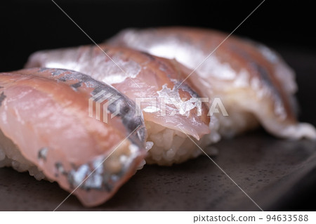 [Cuisine] 鯖魚握壽司黑色背景 94633588
