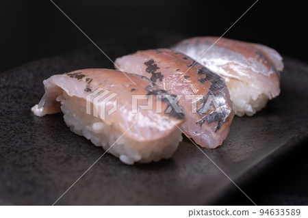 [Cuisine] 鯖魚握壽司黑色背景 94633589