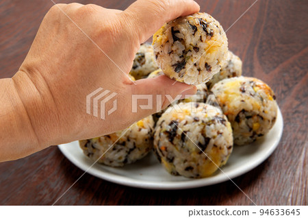 用手指挑的韓式飯糰,jumobap 用手指挑的韓式飯糰,jumobap 94633645