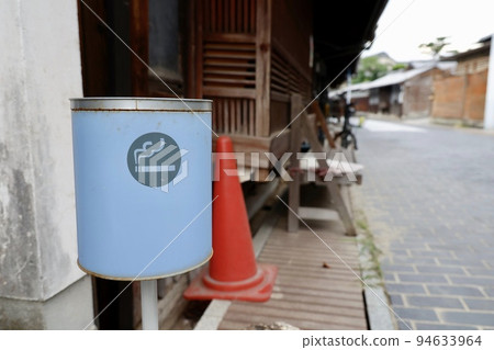 Cigarette butts in town Cigarette butts in town 94633964
