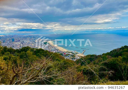 從 Hatafuri 山頂看到的須磨海岸 從 Hatafuri 山頂看到的須磨海岸 94635267