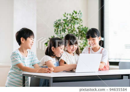 Elementary school students studying programming 94635584