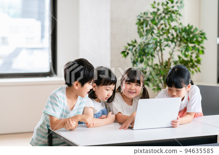 學習編程的小學生 94635585