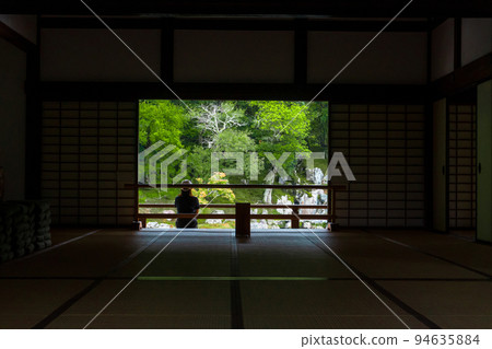 A fresh green Japanese garden seen from the precincts of Tenryu-ji Temple in Arashiyama 94635884