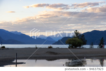Small touristic town by the lake with Canadian Mountain Landscape. 94637923