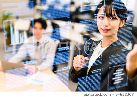 一個穿著西裝在工作的商務人士 94638307