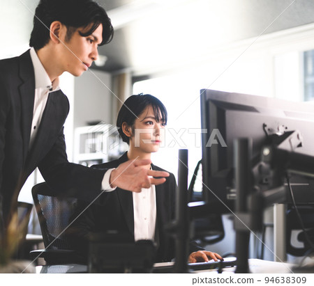 一個穿著西裝在工作的商務人士 94638309