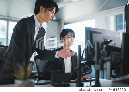 指導新員工的男老闆 94638310