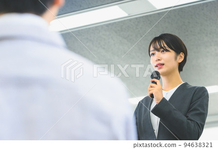 一個穿著西裝在工作的商務人士 94638321