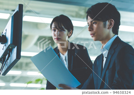 一個穿著西裝在工作的商務人士 94638324