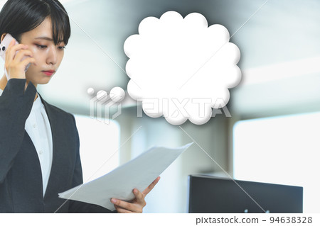 一個穿著西裝在工作的商務人士 94638328