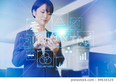 一個穿著西裝在工作的商務人士 一個穿著西裝在工作的商務人士 94638329