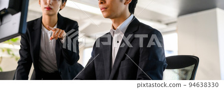 一個穿著西裝在工作的商務人士 94638330