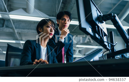 一個穿著西裝在工作的商務人士 94638337