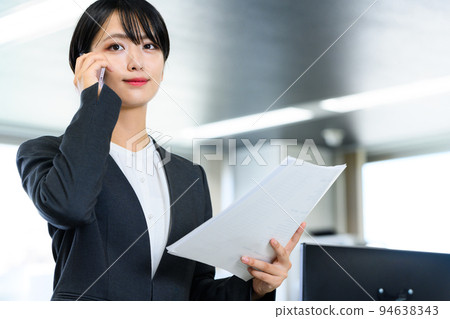 一個穿著西裝在工作的商務人士 94638343