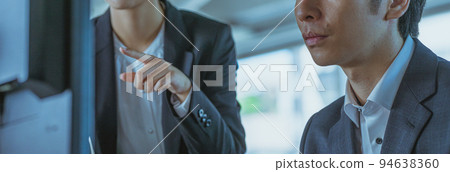 Boss man having a meeting in the office Boss man having a meeting in the office 94638360