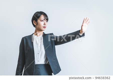 一個穿著西裝在工作的商務人士 94638362