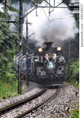 Heavy steam locomotive Taiju running in two cars on the Kinugawa road without losing to the rain 94638657