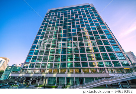 在日本 9 月的東京城市景觀。沒有行動限制，汐留辦公樓（酒店內）反映的建築群= 9月25日 94639392