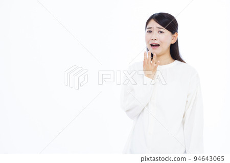 一個三十多歲的女人感到驚訝 94643065