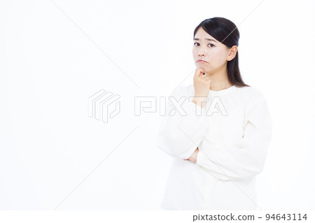 A woman in her thirties who is seriously worried 94643114