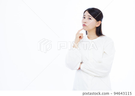 A woman in her thirties who is seriously worried 94643115