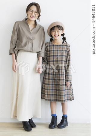 父母和孩子女孩母親 94643811