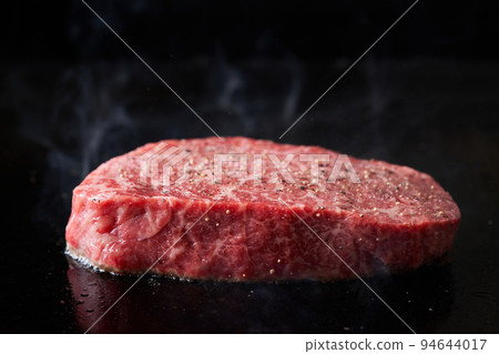 在鐵板上烤國產和牛大腿 94644017