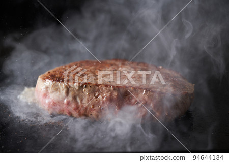 在鐵板上烤國產和牛大腿 94644184