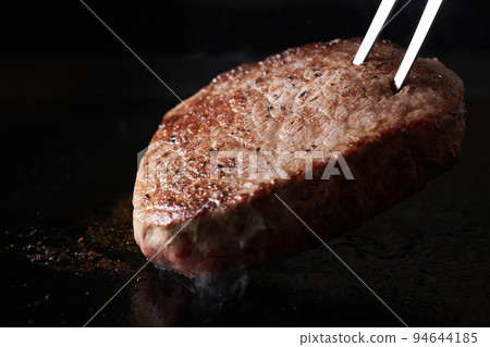 在鐵板上烤國產和牛大腿 在鐵板上烤國產和牛大腿 94644185