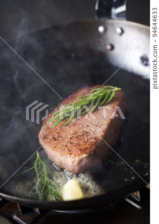 Steak grilled in a frying pan (Domestic Wagyu beef thigh) Steak grilled in a frying pan (Domestic Wagyu beef thigh) 94644633