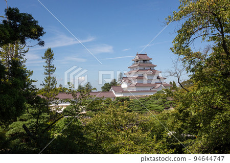Tsuruga Castle's castle tower seen from Tsukimi Yagura, Aizuwakamatsu City Tsuruga Castle's castle tower seen from Tsukimi Yagura, Aizuwakamatsu City 94644747