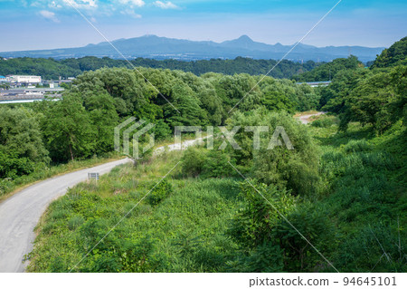 利根川河床的風景、赤城山脈、地藏橋附近的下游方向的景色、新綠的季節 利根川河床的風景、赤城山脈、地藏橋附近的下游方向的景色、新綠的季節 94645101