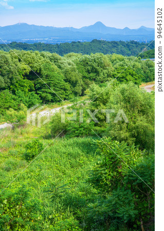 利根川河床的風景、赤城山脈、地藏橋附近的下游方向的景色、新綠的季節 利根川河床的風景、赤城山脈、地藏橋附近的下游方向的景色、新綠的季節 94645102
