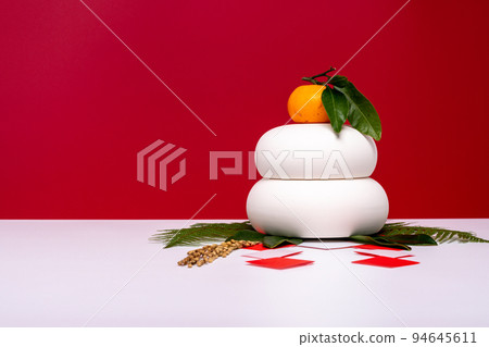 Photo with "Kagamimochi" placed on the right side Red and white background No three treasures (pedestal) 94645611