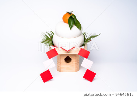 Photo with "Kagami mochi" placed in the center White background with three treasures (pedestal) 94645613