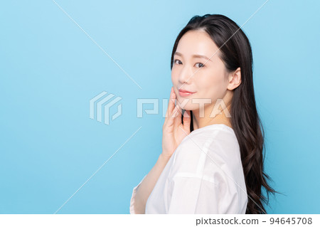 Young women's beauty 94645708