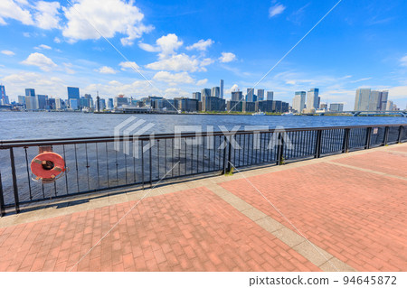 東京江東區豐洲的豐洲古魯裡公園和塔式公寓 東京江東區豐洲的豐洲古魯裡公園和塔式公寓 94645872