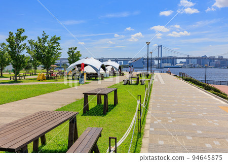 從東京江東區豐洲豐洲古魯裡公園看到的彩虹橋 94645875