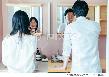 Men and women brushing teeth dentifrice 94646025