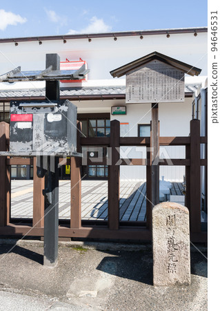 關宿關郵局前的路標和舊郵箱（三重縣龜山市） 94646531