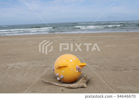 日本海的浮球、漁具、紫藤缸、藤壺、浮木、古樹、奇樹、洶湧的海浪沖上海岸。風波紋/腳印 日本海的浮球、漁具、紫藤缸、藤壺、浮木、古樹、奇樹、洶湧的海浪沖上海岸。風波紋/腳印 94646670