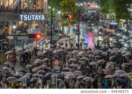 在雨夜澀谷區穿越人群的澀谷，東京 94646875
